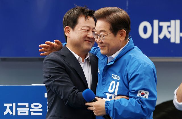 지난해 5월 이재명 당시 더불어민주당 대선후보가 광주 서구 김대중컨벤션센터 광장에서 열린 집중유세에서 국민의힘 탈당 후 개혁신당 정책위의장을 맡았던 김용남 전 의원과 포옹하고 있다. [사진제공=뉴시스]<br>