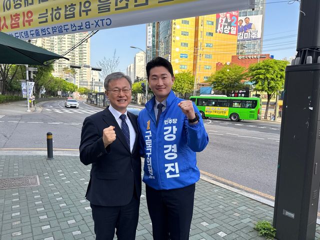 장인홍(왼쪽) 구로구청장과&nbsp;강경진 구로구 가선거구 더불어민주당 예비후보. [사진 제공= 강경진 예비후보 캠프]&nbsp;