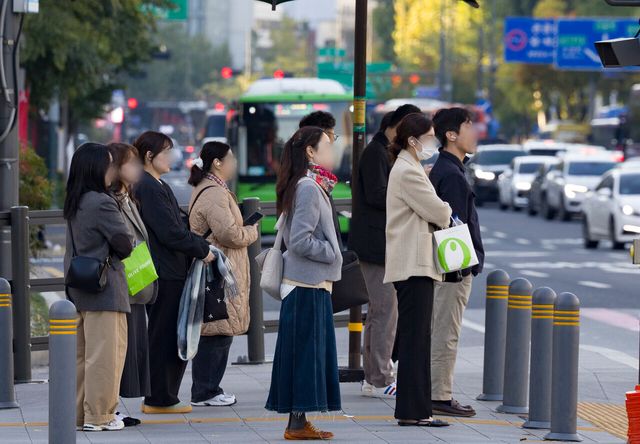 지난해 10월 27일 서울 종로구 세종대로에서 시민들이 출근하고 있는 모습. [사진제공=뉴시스]