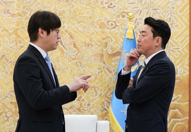 강훈식 비서실장과 하정우 전 AI미래기획수석이 지난 1월 15일 청와대 본관에서 열린 이재명 대통령과 아랍에미리트(UAE)의 칼둔 칼리파 알 무바라크 아부다비행정청장 접견에 앞서 대화를 나누고 있다. [사진제공=뉴시스/청와대통신사진기자단]