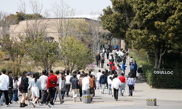 지난해 4월 제주 서귀포시 안덕면 오설록 티뮤지엄을 찾은 수학여행단 학생들.&nbsp;[사진제공=뉴시스]