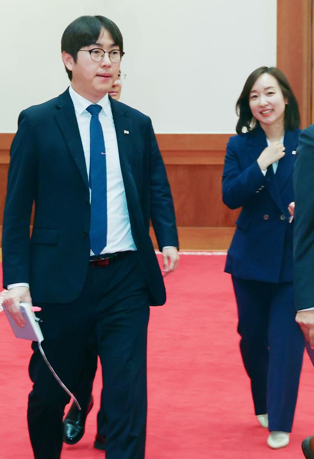 하정우 전 AI미래기획수석과 전은수 전 대변인이 27일 청와대에서 열린 이재명 대통령, 데미스 하사비스 구글 딥마인드 CEO 접견 일정에 참석하고 있다. 이날 일정이 하 전 수석의 마지막 청와대 행사였다. [사진제공=뉴시스]