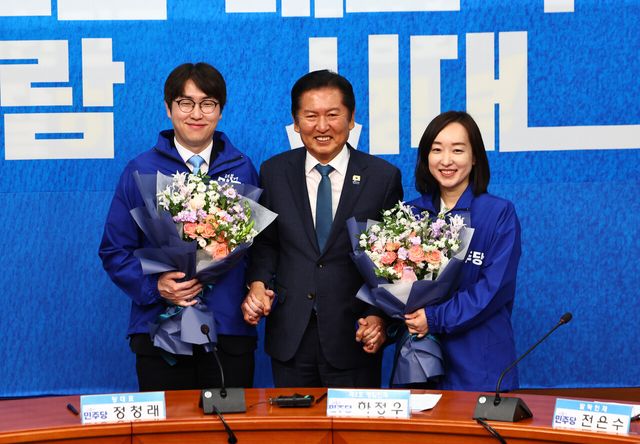 정청래 더불어민주당 대표가 29일 서울 여의도 국회에서 열린 인재영입식에서 하정우 전 청와대 AI 미래기획수석비서관, 전은수 전 청와대 대변인과 기념촬영하고 있다. [사진제공=뉴시스]