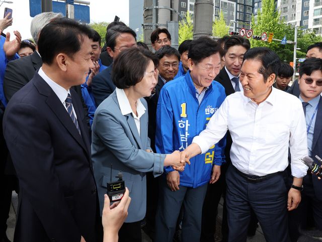 정청래 더불이민주당 대표가 29일 오후 경기 하남시 덕풍 전통시장에서 추미애 경기도지사 후보와 악수하고 있는 모습. 왼쪽부터 이광재 경기 하남갑 국회의원 보궐선거 후보, 추 후보, 강병덕 하남시장 후보, 정 대표. [사진제공=뉴시스]<br>