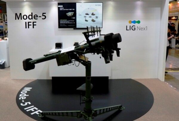 최신형 피아식별기를 탑재한 휴대용 지대공 유도무기 신궁. [사진=LIG 디펜스&에어로스페이스]