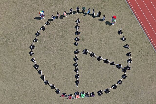 지난 8일 대구 서구 경덕여자고등학교 운동장에서 3학년 학생들이 새내기 유권자 생애 첫 투표 약속 캠페인을 펼치고 있는 모습. [사진제공=뉴시스]
