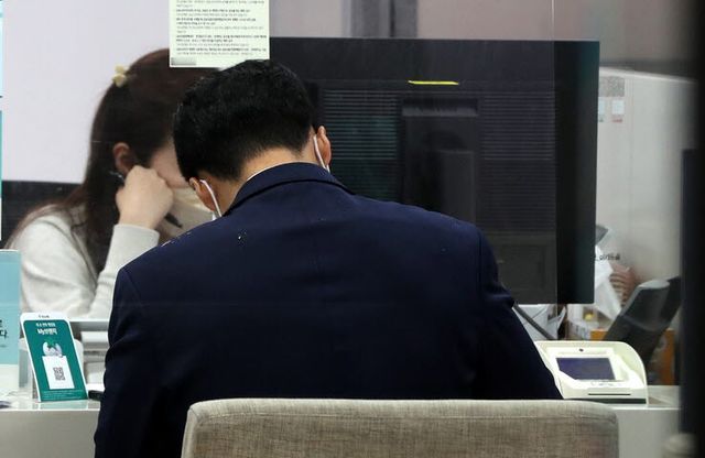 &nbsp;기사내용과는 무관한 자료 사진. 은행 창구에서 상담 중인 고객의 모습 [사진=뉴시스]&nbsp;
