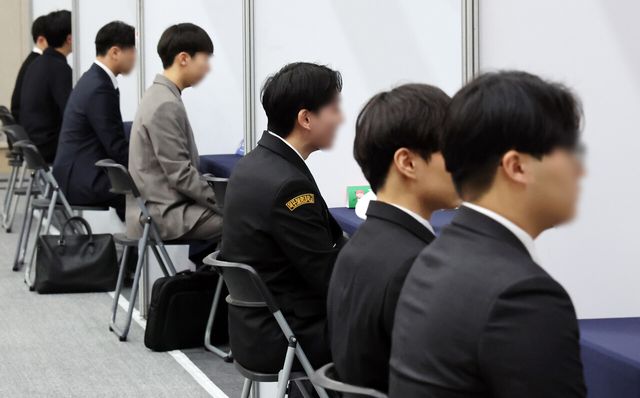 지난 2월 10일 부산 동구 부산항국제전시컨벤션센터 5층 이벤트홀에서 열린 ‘2026 해운선사 해기사 취업박람회’에&nbsp;해양대, 해사고, 오션폴리텍 졸업생 등이 해운선사의 현장면접을 보고 있다. [사진 제공=뉴시스]<br>