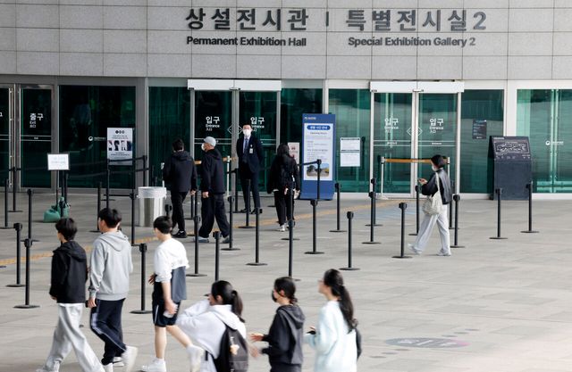 지난 1일 오전 서울 용산구 국립중앙박물관을 찾은 관람객들이 줄지어 입장을 하고 있다. [사진 제공=뉴시스]<br>