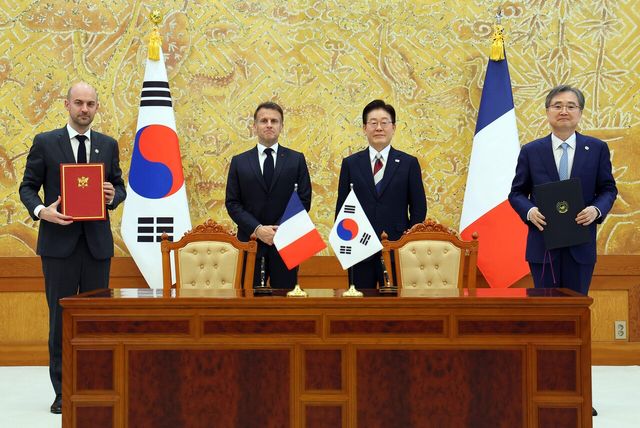 조현 외교부 장관과 장노엘 바로 프랑스 외교부 장관이 3일 청와대에서 이재명 대통령과 에마뉘엘 마크롱 대통령이 임석한 가운데 문화기술협력협정 개정의정서 교환 후 기념촬영을 하고 있다. [사진제공=뉴시스]