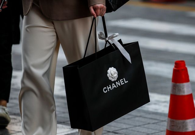 명품 쇼핑백을 든 시민 [사진제공=뉴시스]