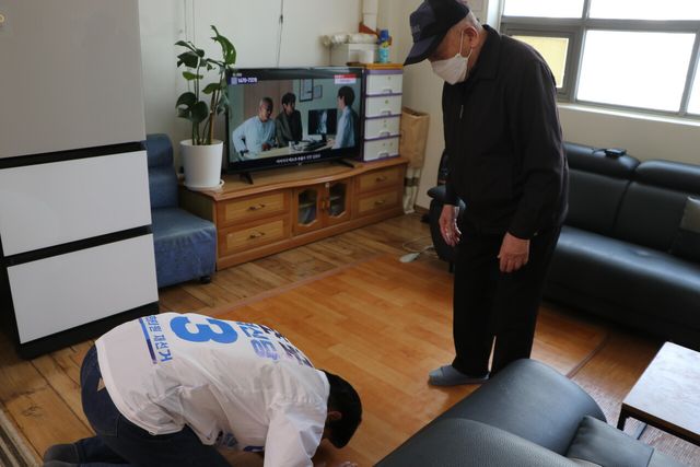 경기 평택을 국회의원 재선거 출마를 선언한 조국 조국혁신당 대표가 24일 경기 평택 안중읍 동신3차 아파트 경로당에서 어르신 유권자에게 큰절을 하고 있다. [사진제공=조국혁신당]