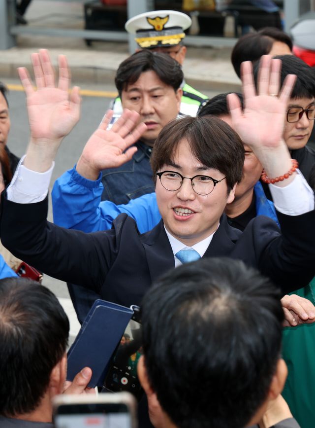 하정우 전 청와대 AI미래기획수석이 29일 부산 북구 구포시장에서 상인과 주민들에게 인사하고 있다. 하 전 수석은 전재수 더불어민주당 부산시장 후보의 지역구인 부산 북갑 보궐선거에 출마할 예정이다. [사진제공=뉴시스]