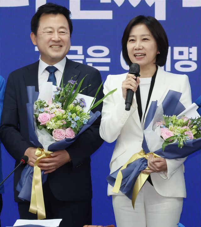 지난해 5월 26일 김용남(왼쪽) 전 의원이 허은아 전 개혁신당 대표와 함께 서울 여의도 더불어민주당 중앙당사에서 열린 입당 환영식에서 인사말을 하고 있다. [사진제공=뉴시스]