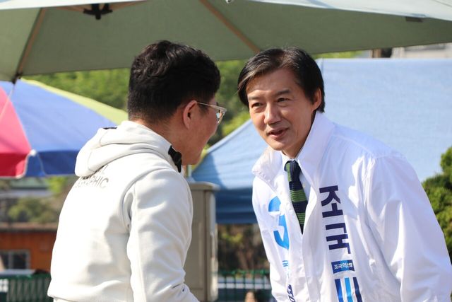 조국 조국혁신당 경기 평택 을 재선거 후보가 26일 오전 경기 평택시 안중교회를 방문한 시민과 인사를 나누고 있다. [사진제공=조국혁신당]