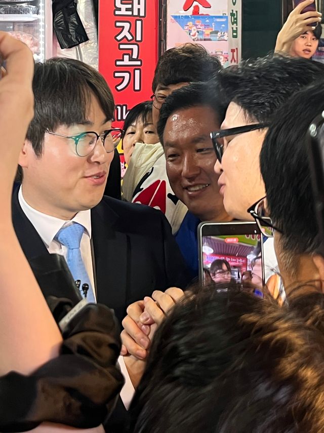 한동훈 전 국민의힘 대표와 하정우 전 청와대 AI미래기획수석이 29일 부산 북구 구포시장에서 만나 인사하고 있다. [사진제공=뉴시스]