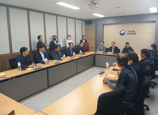 30일 오전 고용노동부 진주지청에서&nbsp;BGF로지스와 전국민주노동조합총연맹 공공운수노조 산하 화물연대본부가 조인식을 진행하고 있다. [사진제공=화물연대본부]