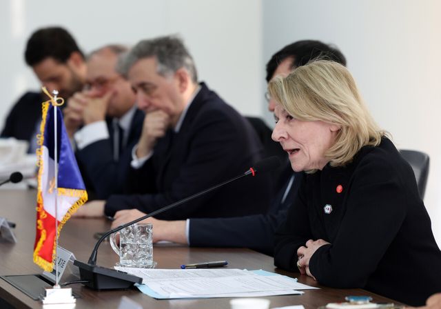 지난 3일 서울 종로구 대중문화교류위원회 대회의실에서 카트린 페가르 프랑스 문화부 장관이 최휘영 문화체육관광부 장관과&nbsp;한불 수교 140주년 기념행사를 중심으로 문화예술과 문화산업 분야에서의 협력 방안을 논의하고 있다. [사진 제공=문화체육관광부]<br>