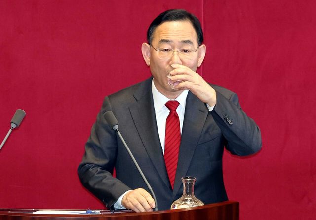 주호영 국민의힘 의원이 3일 오후 서울 여의도 국회 본회의장에서 열린 제434회국회(임시회) 제1차 본회의 정치·외교·통일·안보에 관한 질문에서 질의를 하기 전 물을 마시고 있다.[사진제공=뉴시스]