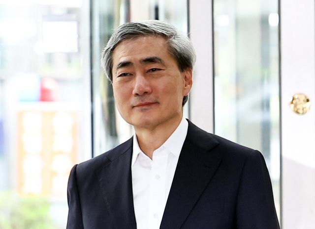 신현송 한국은행 총재 후보자가 지난 1일 서울 중구 한화금융플라자에 차려진 인사 청문회 준비 사무실로 출근하고 있다. [사진=뉴시스]