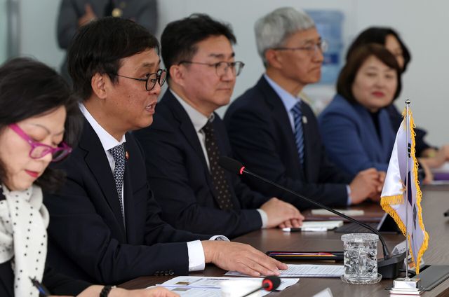 지난 3일 서울 종로구 대중문화교류위원회 대회의실에서 최휘영 문화체육관광부 장관이 카트린 페가르 프랑스 문화부 장관을 만나 올해 한불 수교 140주년 기념행사를 중심으로 문화예술과 문화산업 분야에서의 협력 방안을 논의하고 있다. [사진 제공=문화체육관광부]<br>