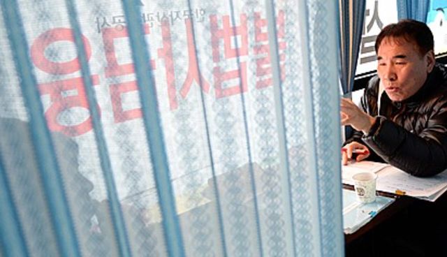 불법사금융 피해자와 대화 중인 금융감독원 소속의 전문 상담사 [사진=뉴시스]