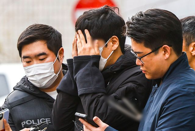 배달 애플리케이션의 외주 운영센터 상담원으로 위장 취업한 뒤 고객 정보를 빼돌려 이를 사적 보복 범죄에 악용한 일당의 총책인 30대 남성 정모씨가 지난 3일 서울 양천경찰서에서 검찰로 구속 송치되고 있는 모습. [사진제공=뉴시스]