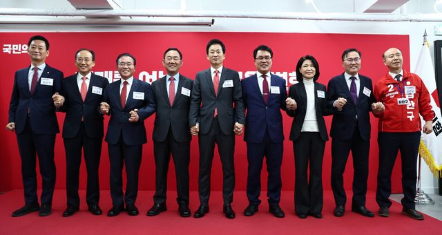 국민의힘 대구시장 예비후보들이 3월 10일 오전 서울 여의도 국민의힘 중앙당사에서 열린 지방선거 광역단체장 및 중앙당 관할 기초단체자 후보자 면접에서 기념촬영하고 있다. 왼쪽부터 최은석 의원, 추경호 의원, 윤재옥 의원, 주호영 의원, 유영하 의원, 이재만 전 대구 동구청장, 이진숙 전 방송통신위원장, 홍석준 전 의원, 김한구 전 현대차 노조 대의원. 이 중에서 주호영 의원과 이진숙 전 위원장 등이 컷오프되고 최종 6인이 남아 있다. [사진제공=뉴시스]