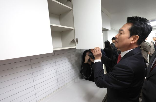 장동혁 국민의힘 대표가 6일 인천 계양구 계산동의 '천원 주택' 을 찾아 내부를 살펴보고 있다. [사진제공=뉴시스]