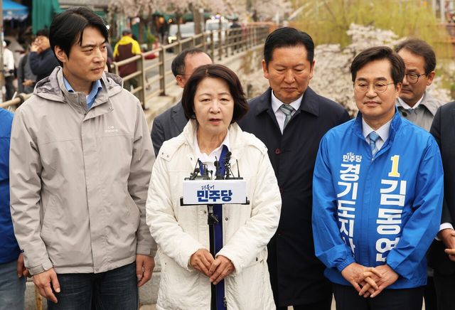 추미애 더불어민주당 경기도지사 경선 후보가 지난 6일 경기 수원시 팔달구 못골종합시장을 방문한 뒤 백브리핑을 하고 있다. [사진제공=뉴시스]<br>