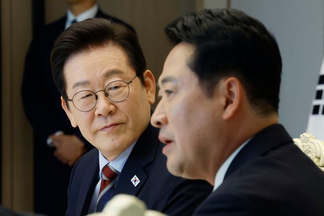 지난해 9월 8일 이재명 대통령이 서울 용산 대통령실 청사에서 열린 여야 지도부 오찬 회동에서 장동혁 국민의힘 대표 발언을 듣고 있다. [사진제공=뉴시스]