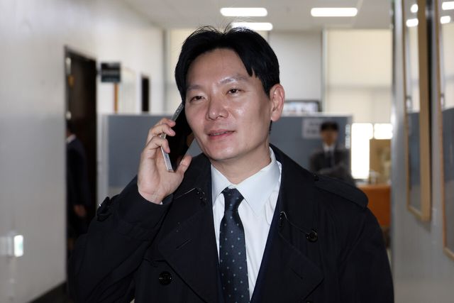 ‘쌍방울 대북 송금’ 의혹 사건의 수사 책임자인 인천지검 박상용 부부장검사가 지난 3일 서울 여의도 국회에서 진행된 윤석열 정권 정치검찰 조작기소 의혹사건 진상규명 국정조사 특별위원회 전체회의에 출석했다가 오후 출석 소식을 듣고 발걸음을 돌리고 있는 모습. [사진제공=뉴시스]