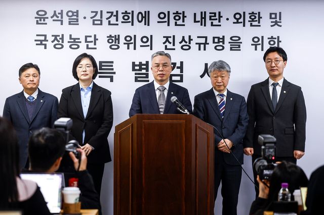 지난 2월 25일 경기 과천시 2차 종합특검팀 사무실에서 2차 종합특검팀 권창영 특별검사(가운데)를 비롯한 특검보, 대변인이 입장 발표를 하고 있다. [사진제공=뉴시스]<br>