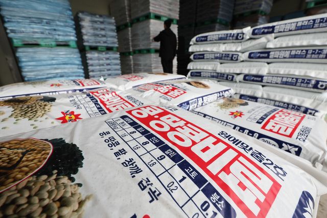 6일 경기 고양시의 한 농협 자재센터에 비료가 보관돼 있다. 중동전쟁 장기화로 국제 비료 원료 가격이 상승해 농산물 및 식품 물가 상승이 우려되고 있다. 특히 질소 비료의 핵심 원료인 요소 가격의 지난달 중동 지역 요소 수출 가격은 t당 670달러로 전월 대비 38.1%, 전년 동기 대비 172.3% 급등하면서 농가 부담이 커지고 있다. 우리나라 비료용 요소 수입의 중동 의존도는 43.7%에 달하며, 이 가운데 호르무즈 해협을 통과하는 물량은 38.4%다. [사진제공=뉴시스]