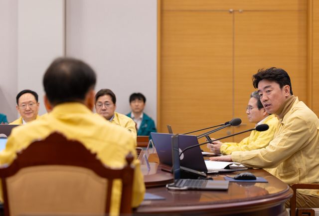 강훈식 비서실장이 3월 2일 청와대에서 주간업무회의를 주재하며 현안 점검을 하고 있다. [사진제공=청와대]