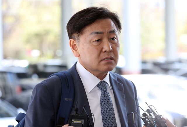 김관영 전북특별자치도지사가 지난 7일 서울 양천구 서울남부지법에서 열린 더불어민주당 상대 징계 효력정지 가처분 1차 심문기일에 출석하며 입장을 밝히고 있다. [사진제공=뉴시스]<br>