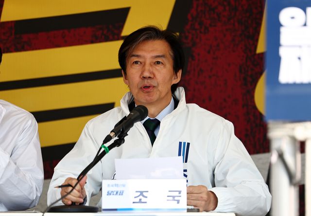 조국 조국혁신당 대표가 지난 2일 오전 서울 여의도 국회 앞 ‘정치개혁 광장’ 천막 농성장에서 열린 최고위원회의에서 발언하고 있다. [사진제공=뉴시스]<br>