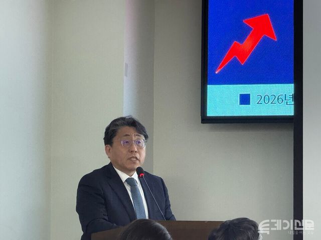 8일 서울 여의도 국회 의원회관에서 열린 ‘코스피 8천과 가업승계 활성화를 위한 상속증여세 개선방안’ 세미나에서 서울시립대학교 세무학과 박훈 교수가 발제를 진행하고 있다. ⓒ투데이신문