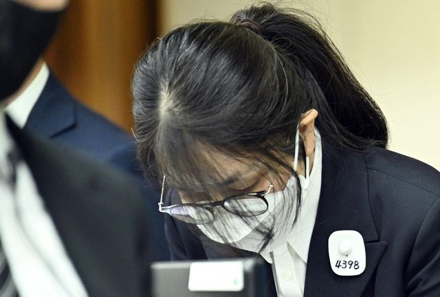 지난해 9월 24일 도이치모터스 주가조작, 통일교 청탁·뇌물 수수 의혹 혐의 등으로 구속기소 된 김건희 여사가 서울 서초구 서울중앙지방법원에서 열린 첫 재판에 출석해 고개를 숙이고 있다. [사진제공=뉴시스]