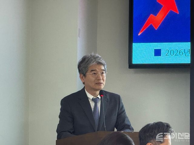 8일 서울 여의도 국회 의원회관에서 열린 ‘코스피 8천과 가업승계 활성화를 위한 상속증여세 개선방안’ 세미나에서 연세대학교 경영대학 신현한 교수가 발제를 진행하고 있다. ⓒ투데이신문