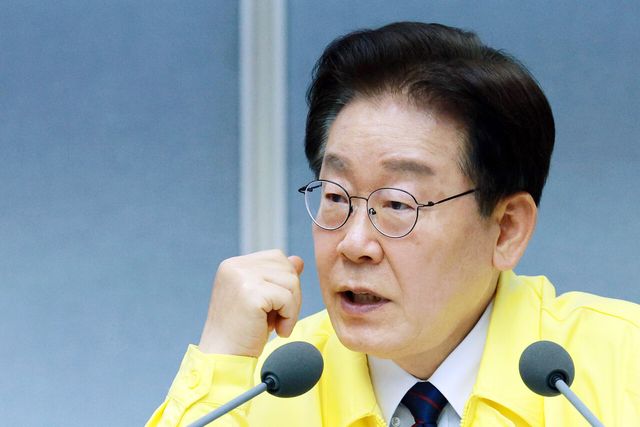 이재명 대통령이 8일 경기 의왕 내륙컨테이너 기지 제2터미널에서 열린 고유가 위기극복을 위한 화물운송·물류업계 현장 간담회에서 발언하고 있다. [사진제공=뉴시스]