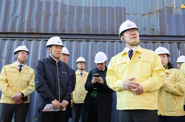 이재명 대통령이 8일 경기 의왕 내륙컨테이너 기지를 방문해 고유가 위기극복을 위한 화물운송·물류업계 현장 간담회를 마친 뒤 현장을 시찰하고 있다. [사진제공=뉴시스]