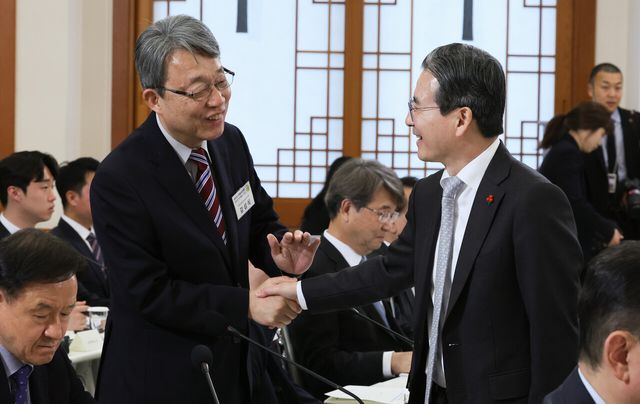 김용범 정책실장(오른쪽)과 김성식 국민경제자문회의 부의장이 1월 9일 청와대에서 열린 경제성장전략 국민보고회에서 대화하고 있다. [사진제공=뉴시스/청와대통신사진기자단]