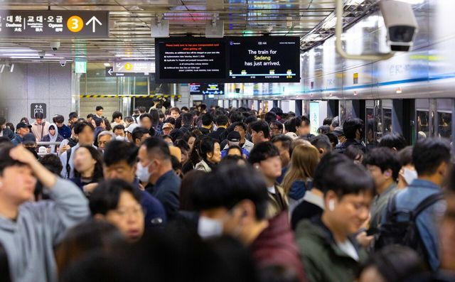 중동발 에너지 위기 대응을 위해 공공기관 2부제와 공영주차장 5부제가 시행된 이튿날인 9일 오전 서울 중구 지하철 3호선 충무로역이 출근하는 시민들로 붐비고 있다. [사진제공=뉴시스]