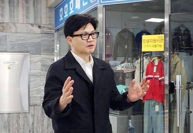 6·3 지방선거에서 부산 북갑 국회의원 보궐선거 출마를 공식화한 한동훈 전 국민의힘 대표가 17일 오전 부산 북구 덕천역에서 시민들과 인사를 나누고 있다. [사진제공=뉴시스]