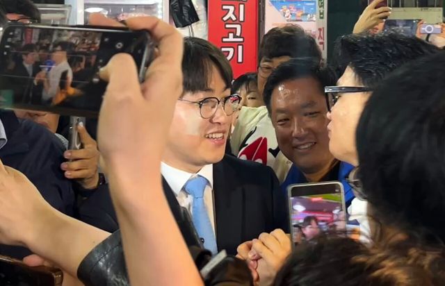 한동훈 전 국민의힘 대표와 하정우 전 청와대 AI미래기획수석이 29일 부산 북구 구포시장에서 만나 인사하고 있다. [사진제공=뉴시스]