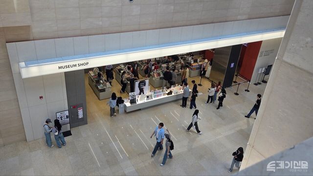 8일 오후 서울 용산구 국립중앙박물관 내 기념품점에 관람객들이 몰려있다.