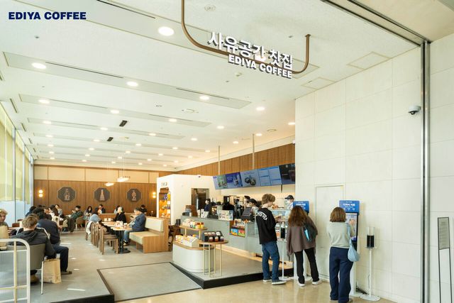 서울 용산구 국립중앙박물관 내에 개점한 이디야커피 내부 모습. [사진=이디야커피]