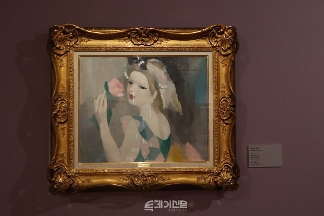 <마리 로랑생 회고전 : 무지개 위의 춤> 전시의 대표작 중 하나인 <장미와 여인> 작품 사진&nbsp;©투데이신문<br>