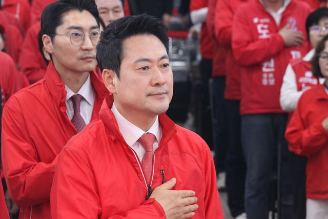 장동혁 국민의힘 대표가 12일 충남 천안시 백석동 김태흠 충남도지사 후보 선거사무소에서 열린 충남도당 지방선거 필승결의대회에서 국민의례를 하고 있다. [사진제공=뉴시스]